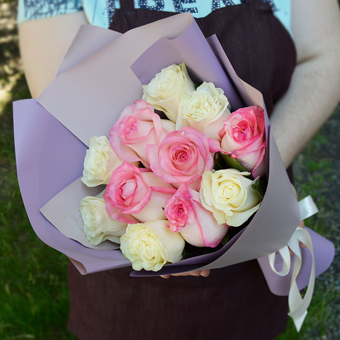 Букет из 11 белых и розовых роз в упаковке